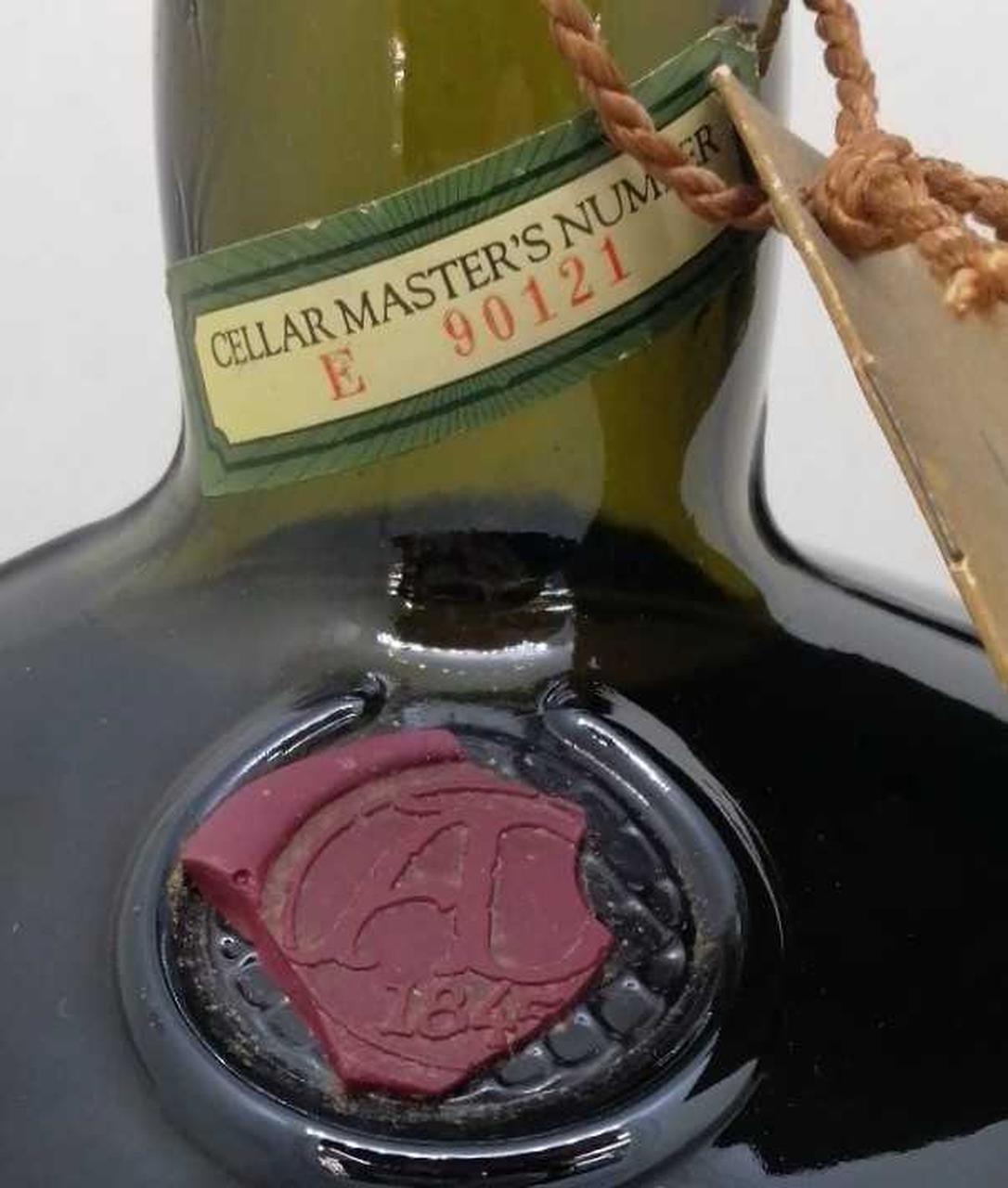 シーリング部分に
欠けあります。