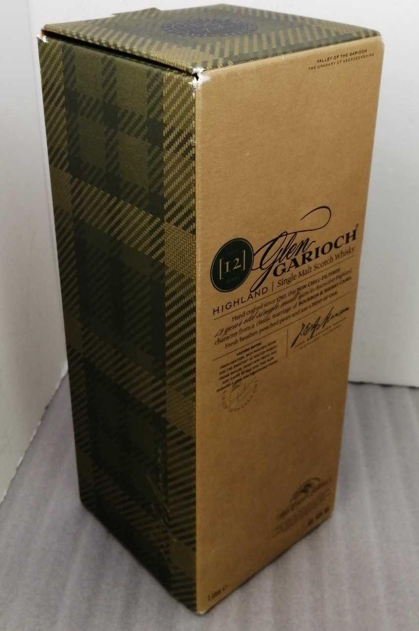 箱付きです。上部角に若干傷みあります。