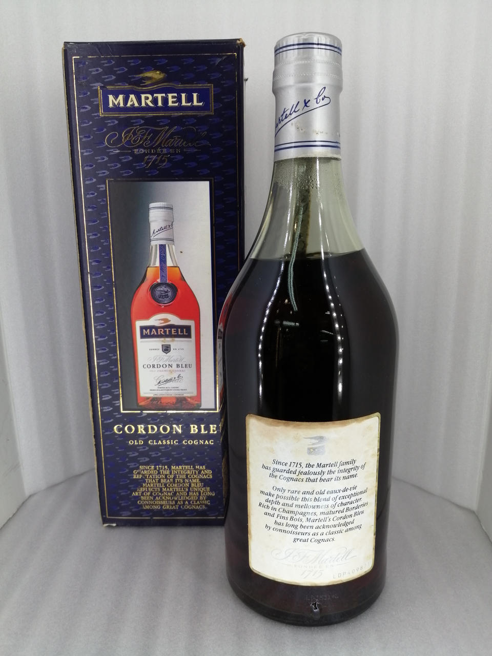 箱とボトル背面