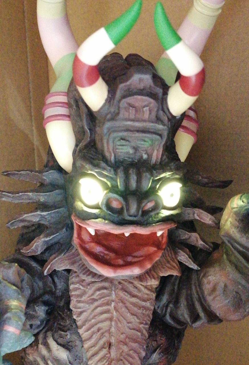 目が光ります。