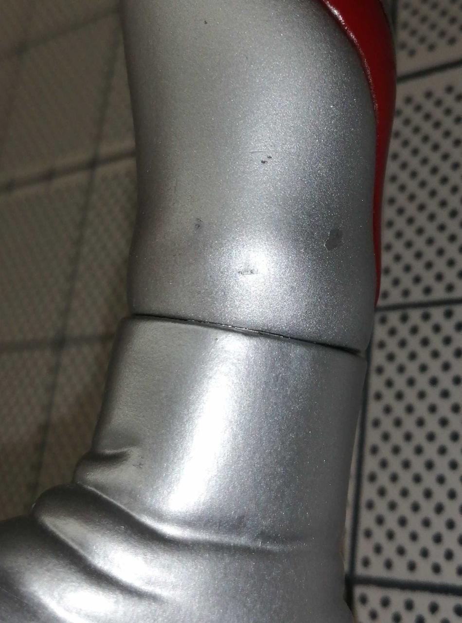 右足くるぶしあたりに汚れ有り