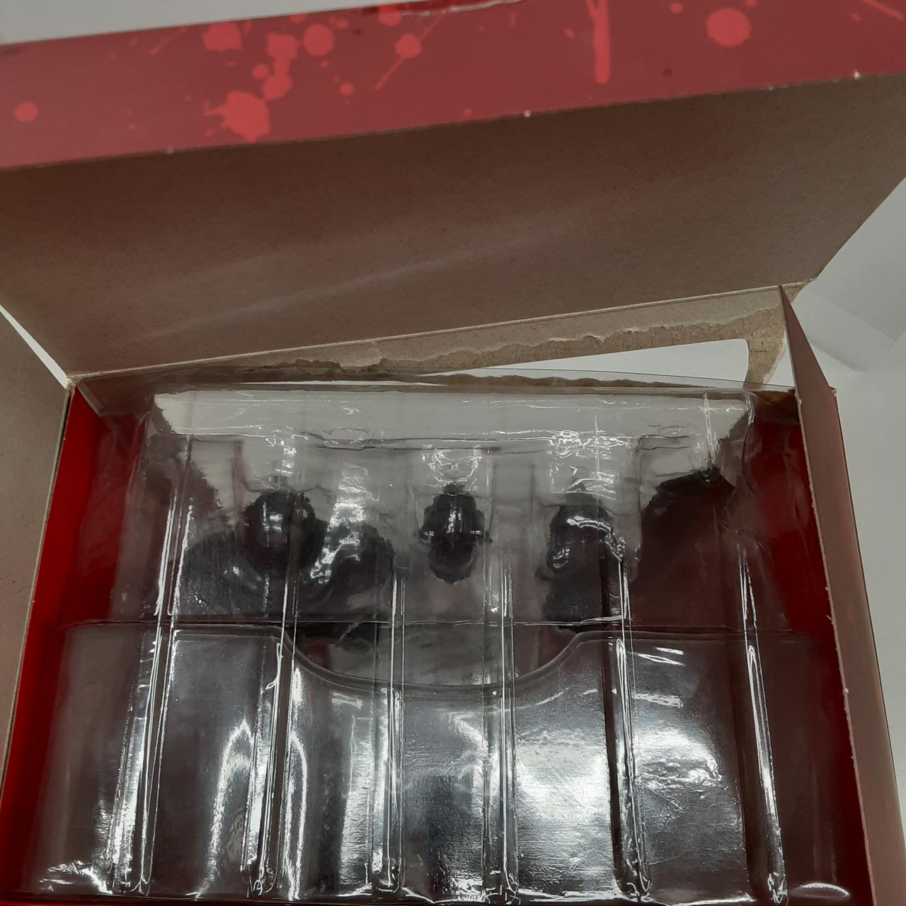 箱上部破損あり。