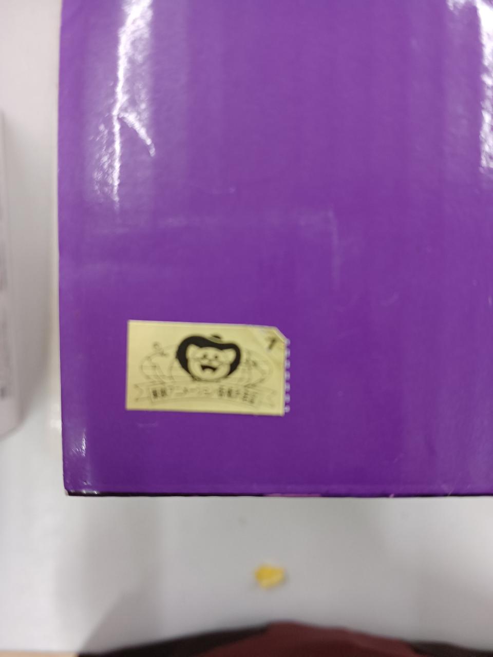 シールに右上に剥がれがあります。