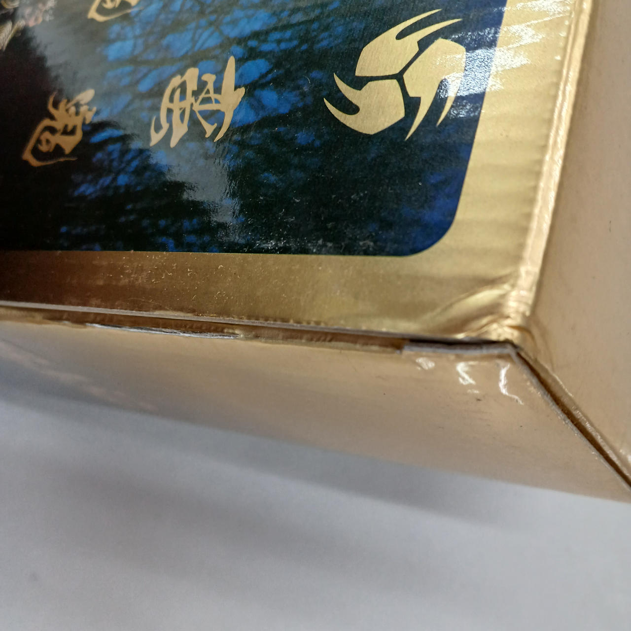 箱に少しダメージがあります。