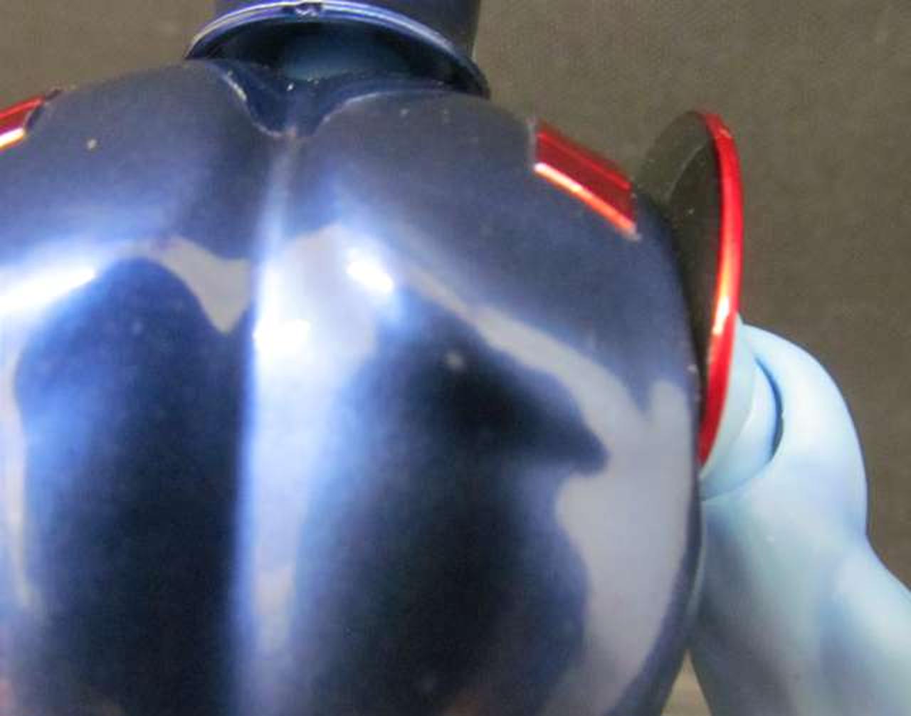 中央の白い部分が傷です