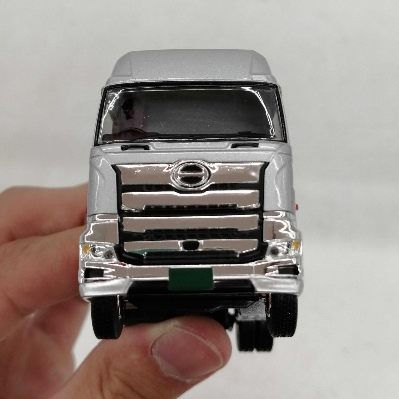 フロントグリル上部に塗装ムラが見られます