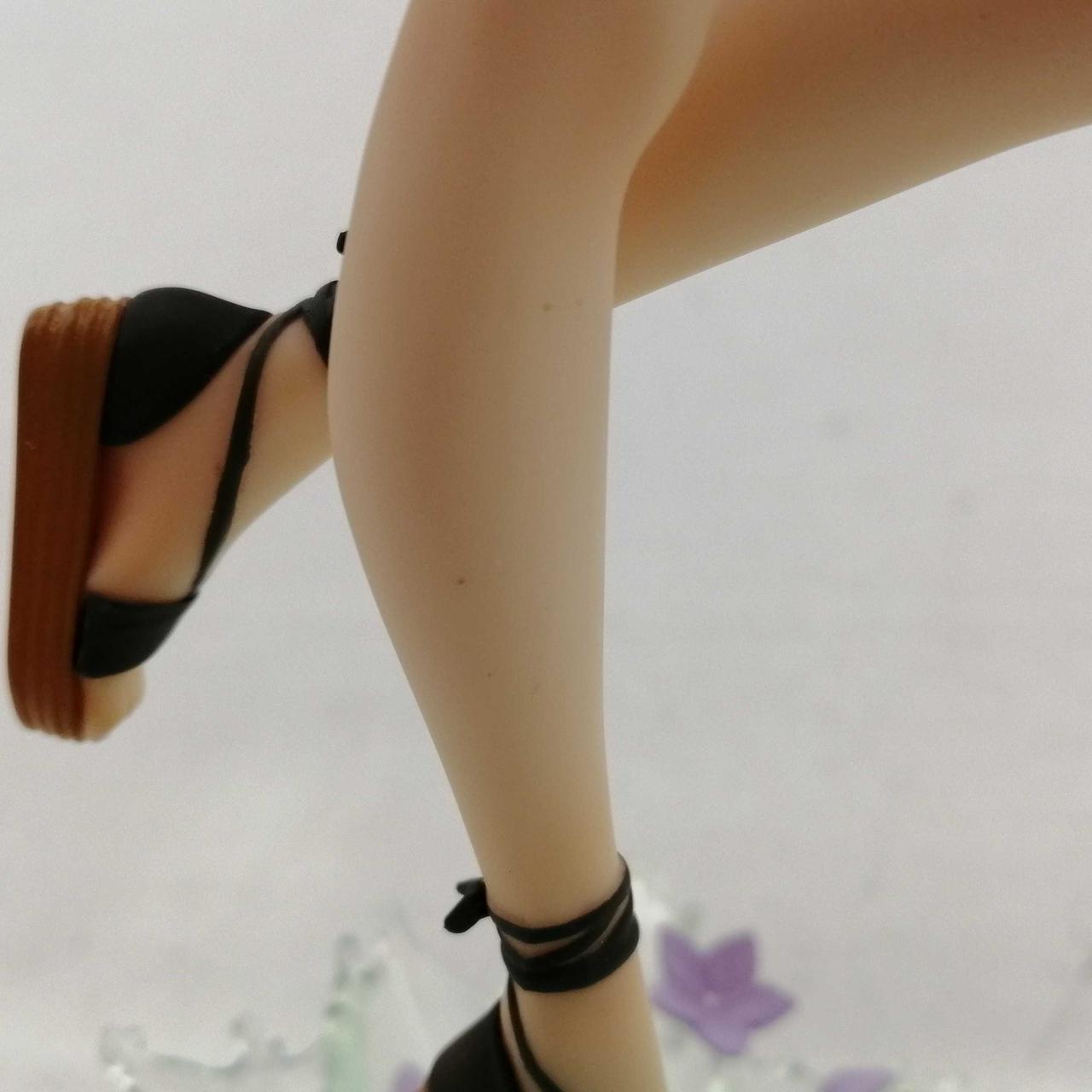 脚に黒い点のようなものが見られます