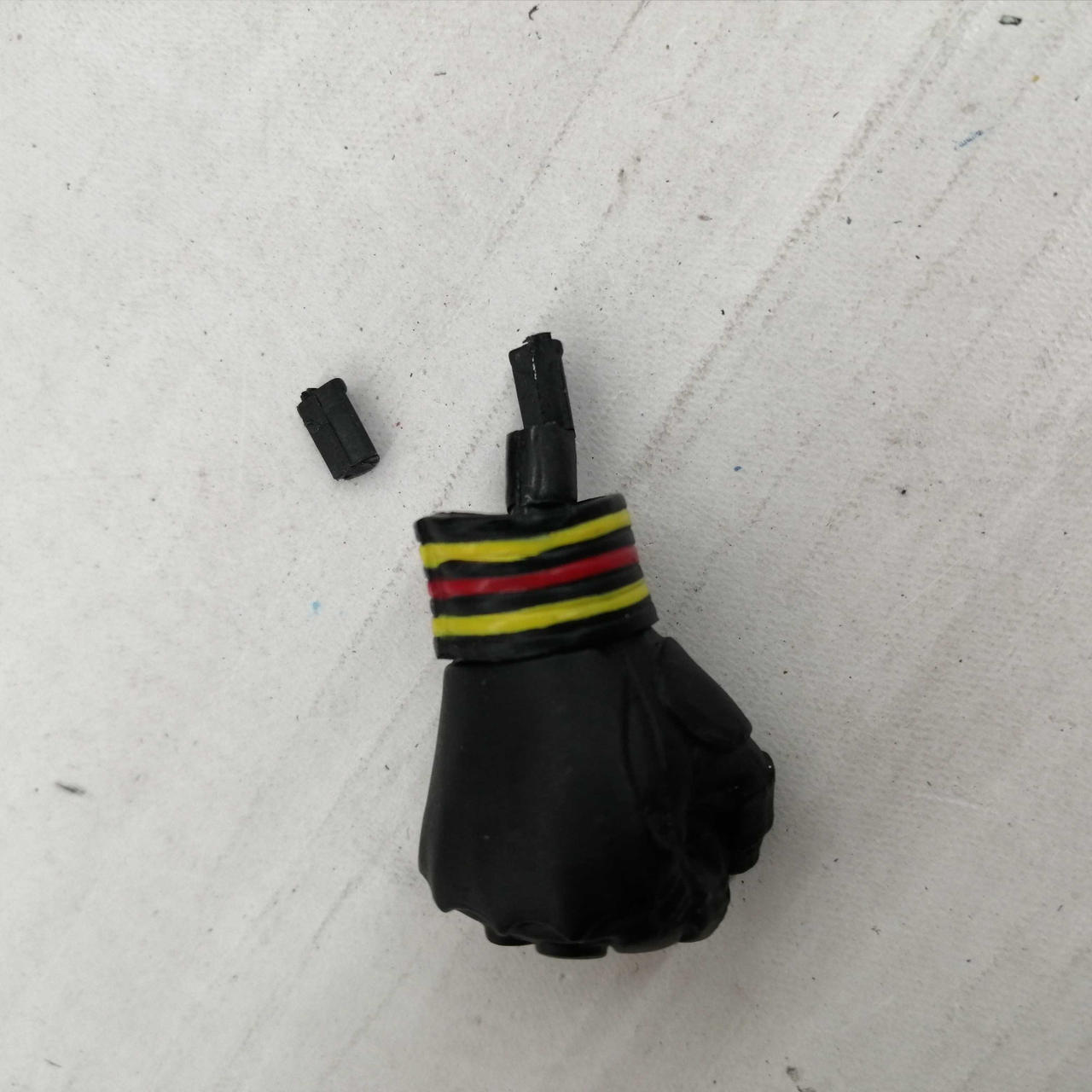 本体に元々付いていた右手首に破損あり。