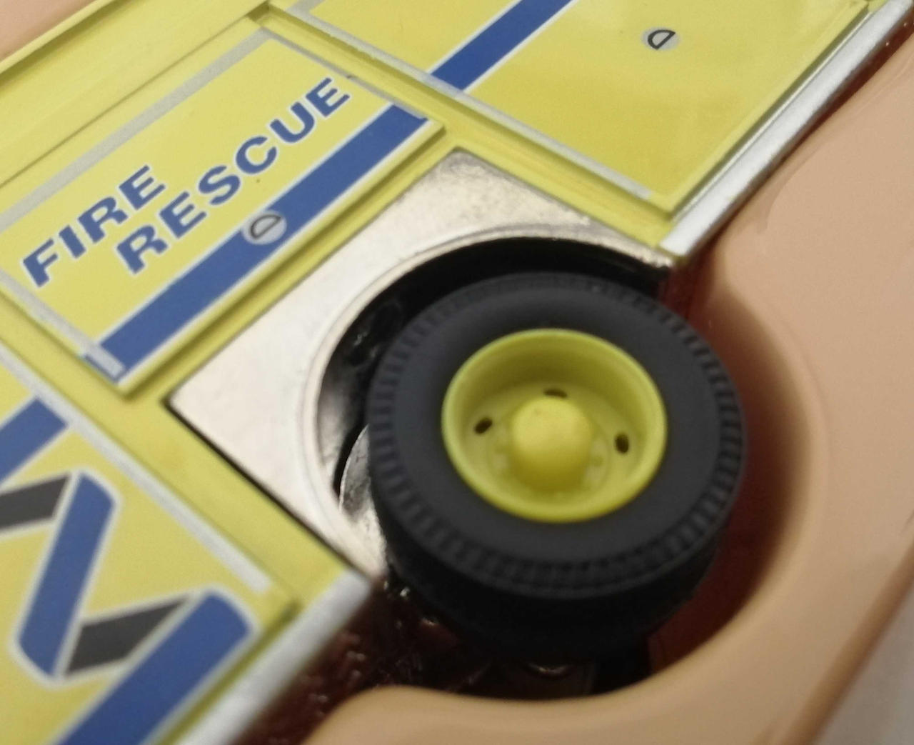 金属部分にくすみ、汚れが見られます。