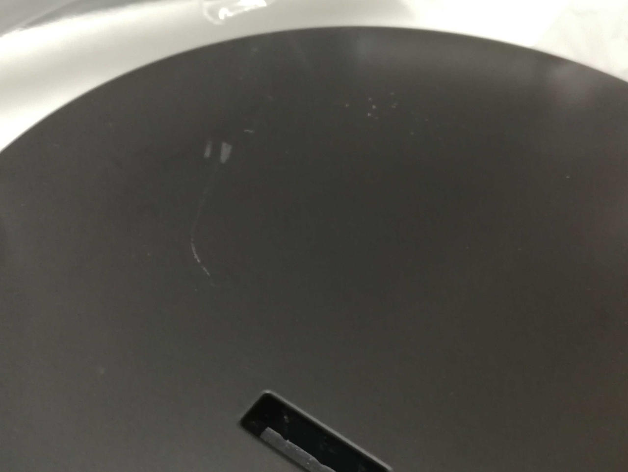台座に白い線状の傷があります。