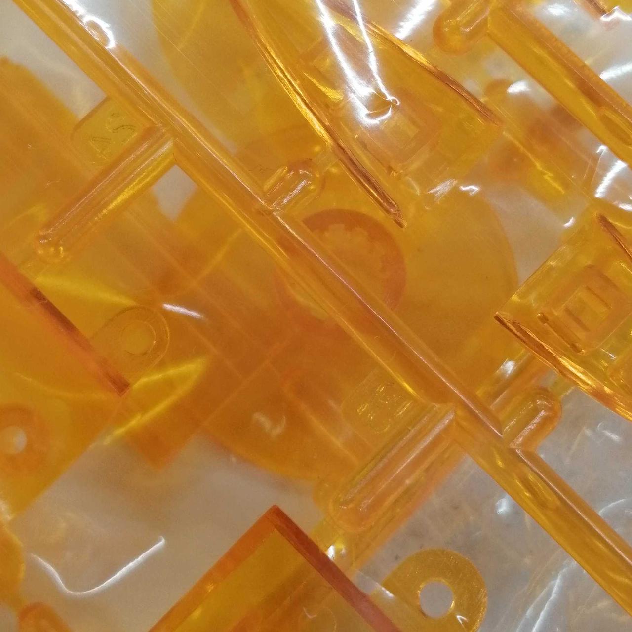 丸い部品が一つデカールの裏に入っています