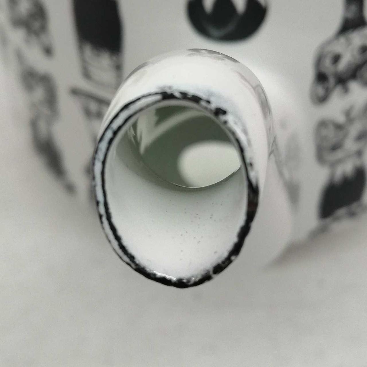 注ぎ口の黒い塗装が一部剥がれています。