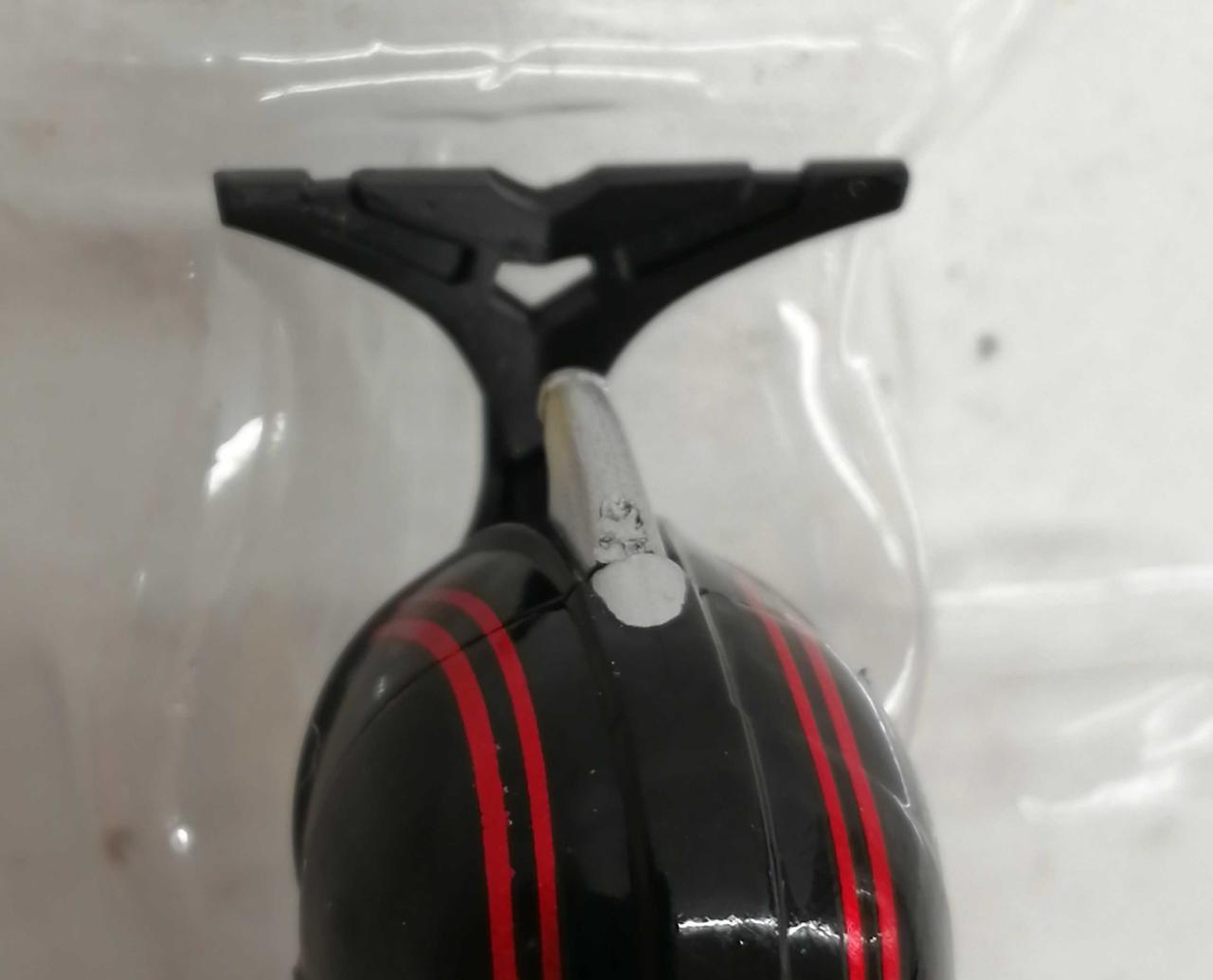 頭頂部、ツノに小さな黒い汚れがあります。