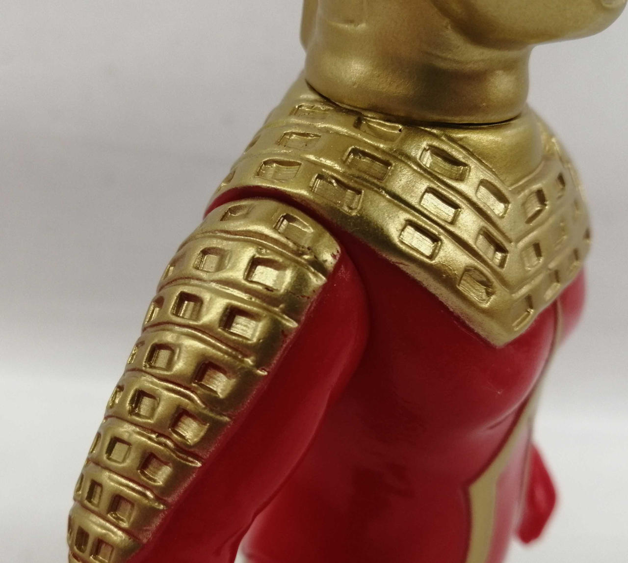 金色の部分に塗装の剥げが見られます