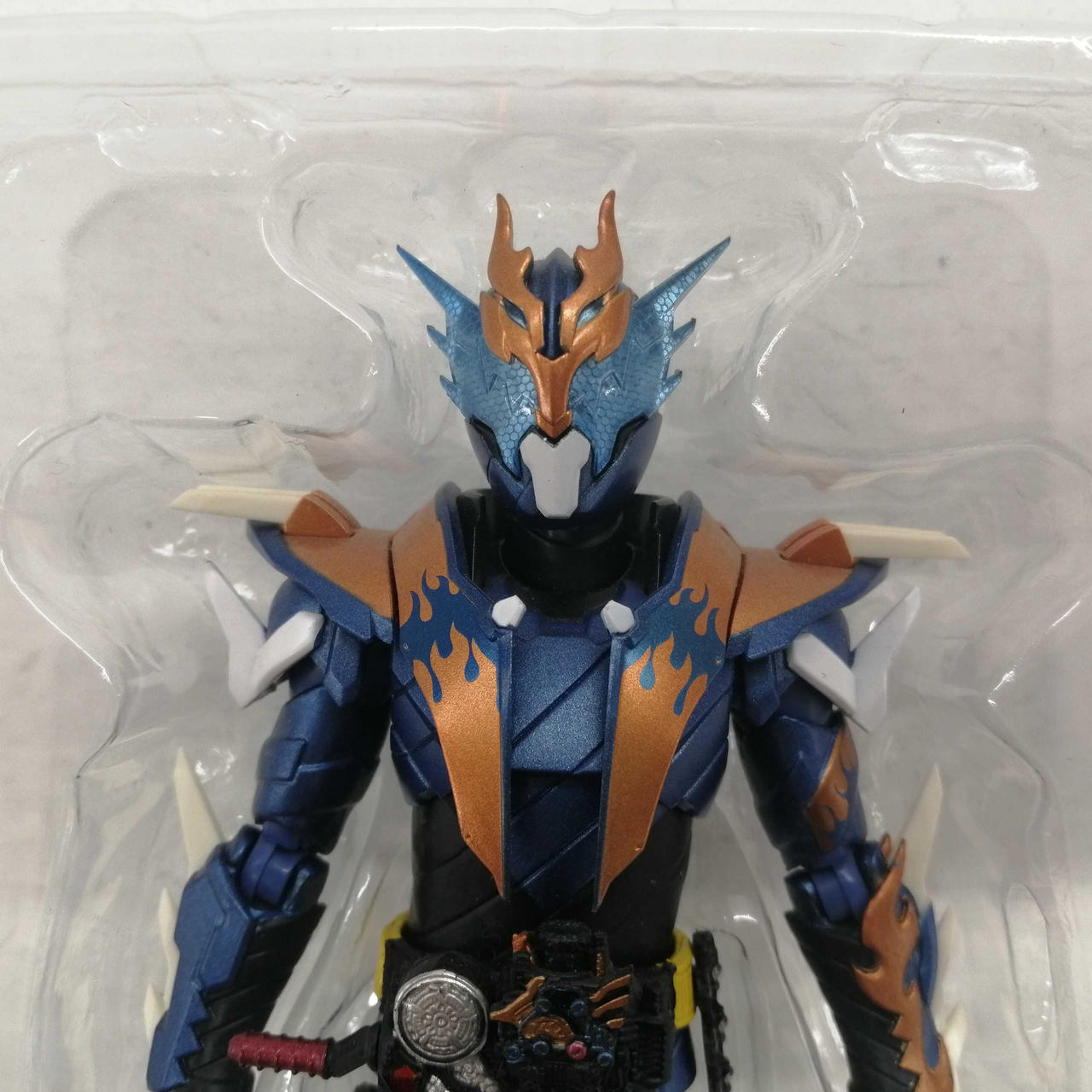 形、腕に変色あり