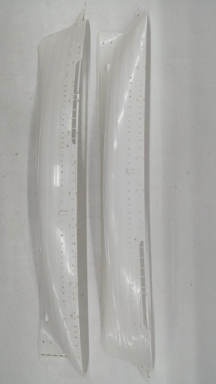 船体に広く茶色い汚れが見られます