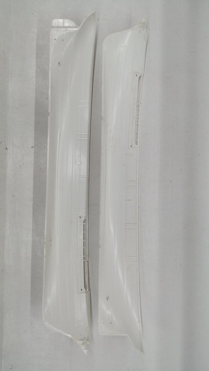 船体に広く茶色い汚れが見られます