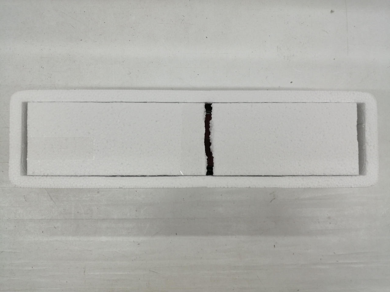 発泡スチロール蓋が割れています