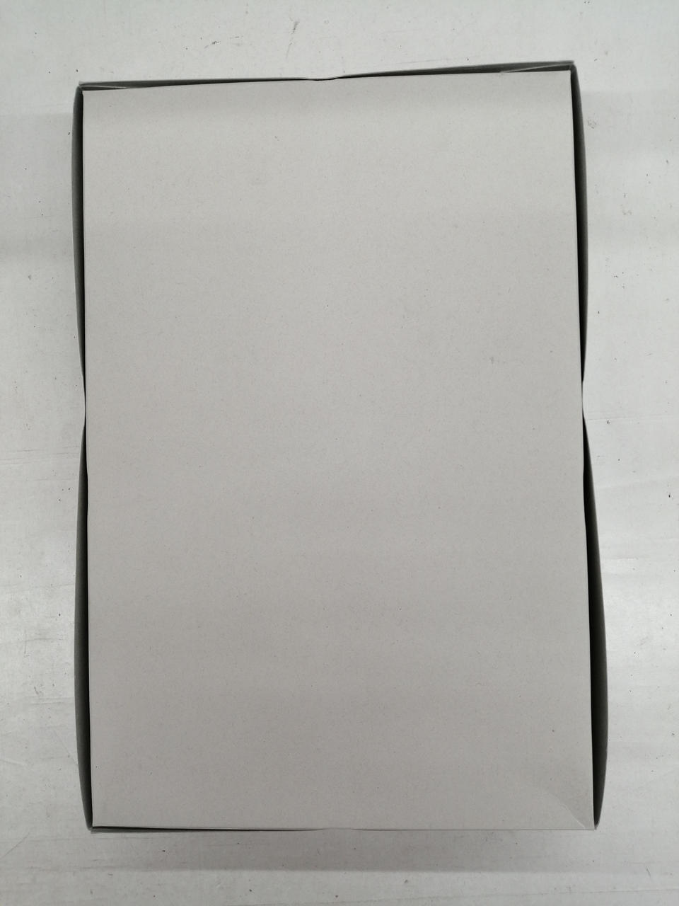 箱に梱包の跡が残っています