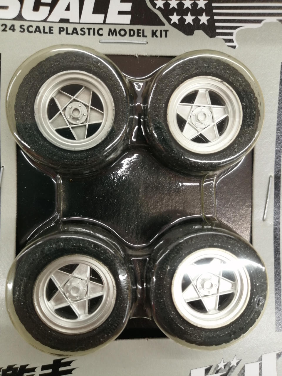 タイヤに劣化が見られます。