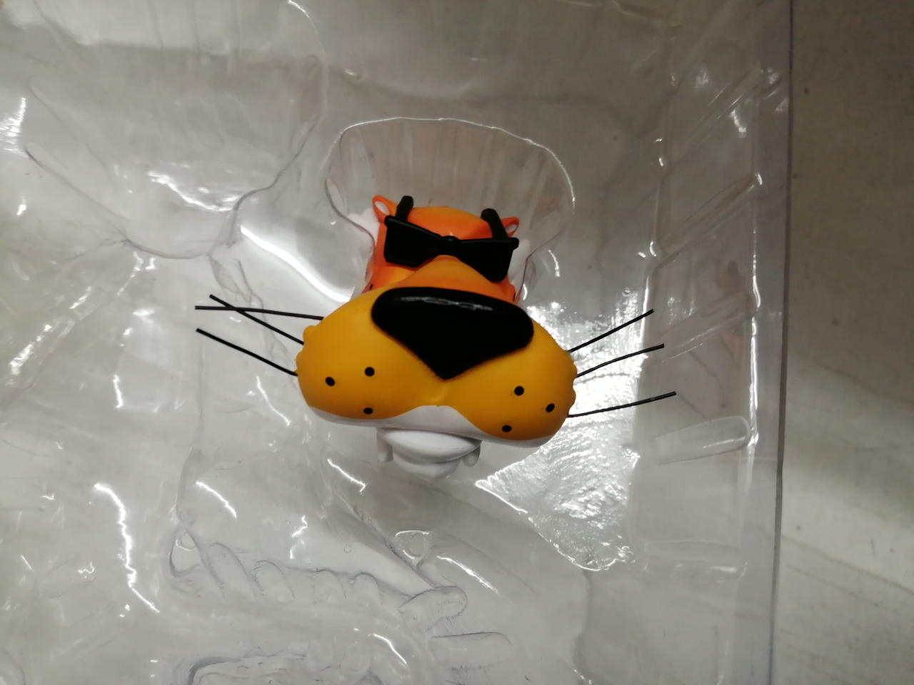 ヒゲに歪みあります。