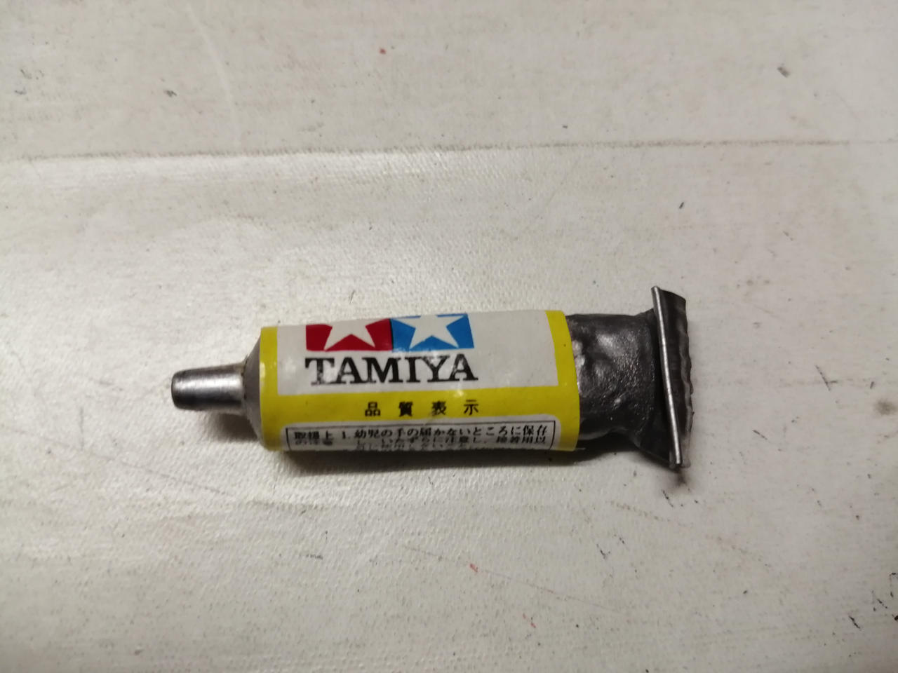 接着剤なかで固まっています。