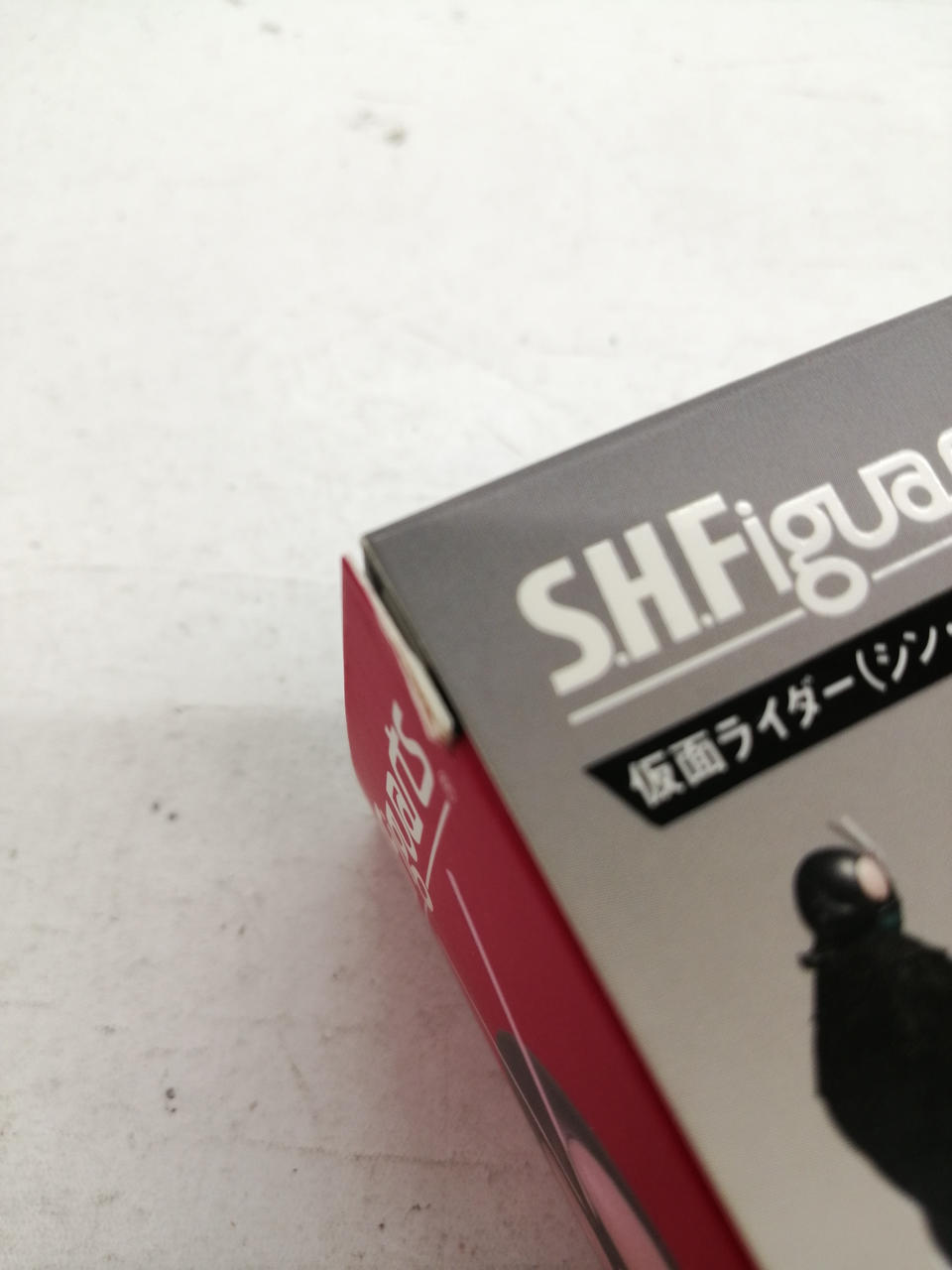 外箱の角にめくれあります。