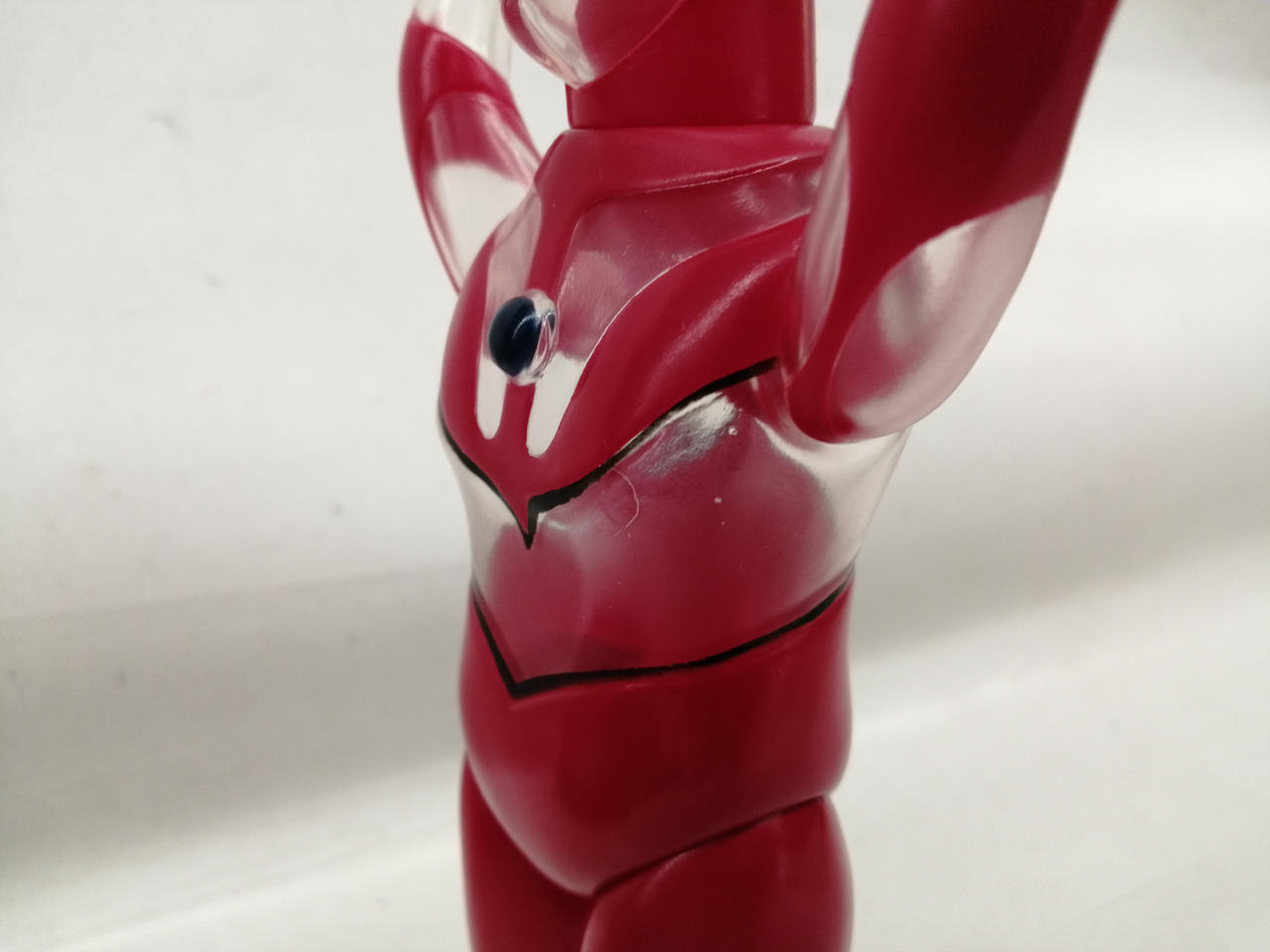 胸部透明な部分に小さな傷有。