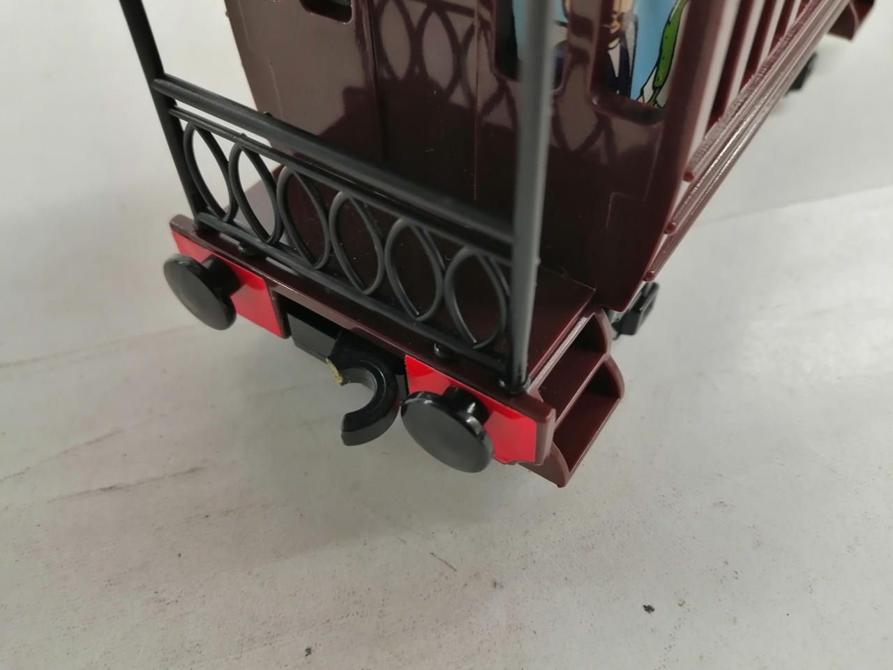 茶色い客車の連結部(横向き)に破損有。