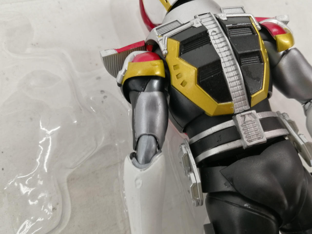 左腕に小さな線状の傷が見られます