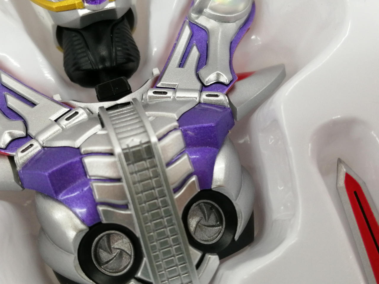 ガンフォームの胸部に小さな塗装の剥げ有