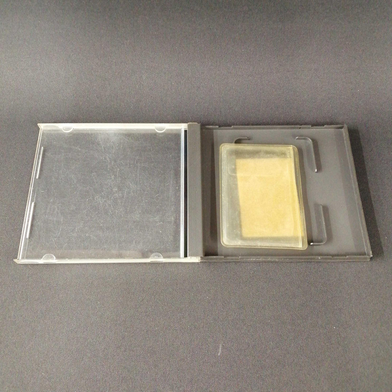 ケース、内袋共に傷み、擦れ、汚れがあり