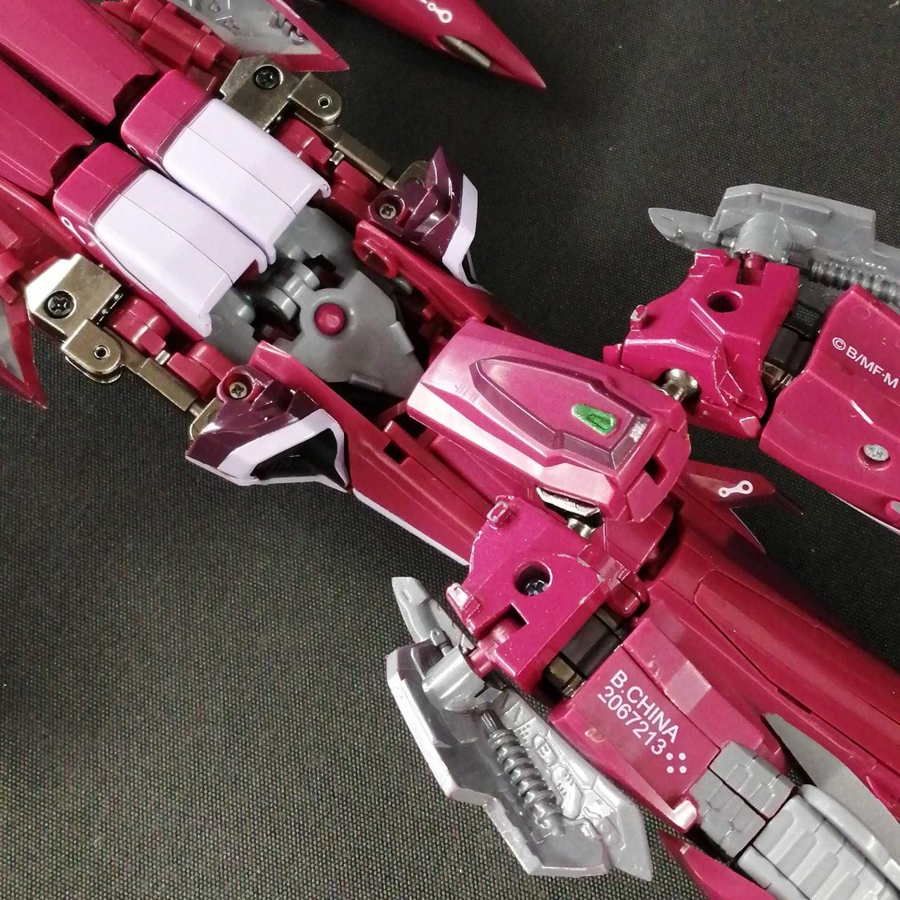 変形の影響で、塗装が剥がれています