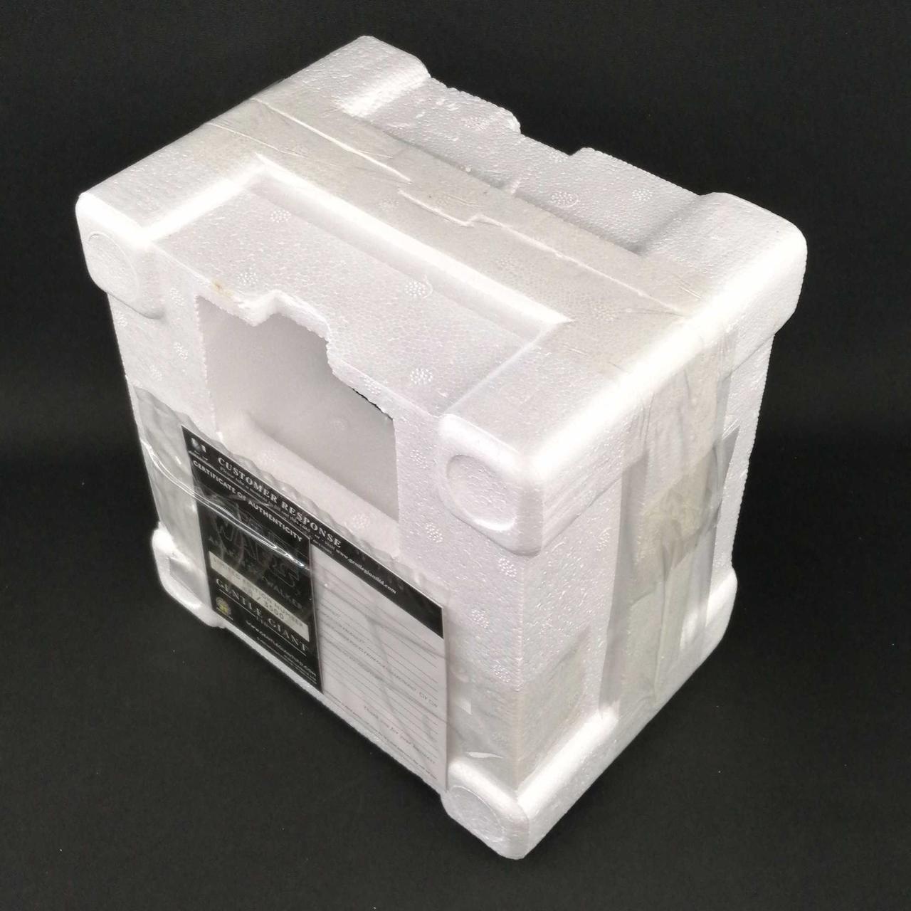 テープ止めされたままです