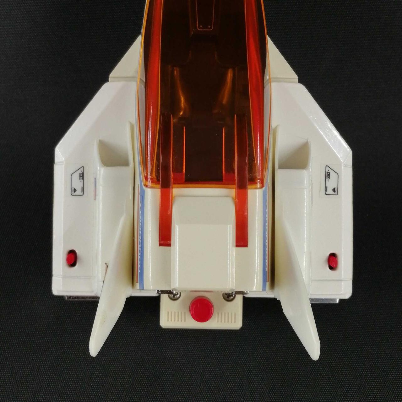 本体の白いパーツが変色しています