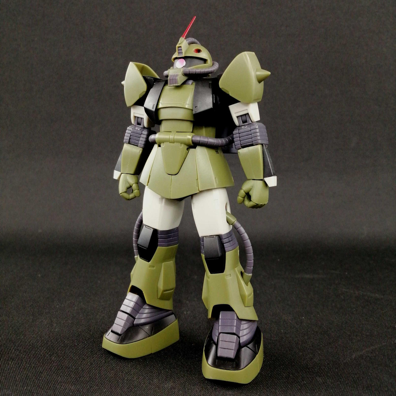 関節に緩みはなく、自立します