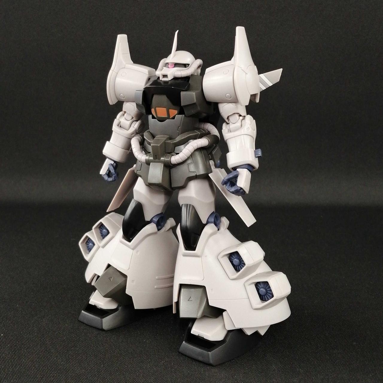 関節に緩みはなく、自立します