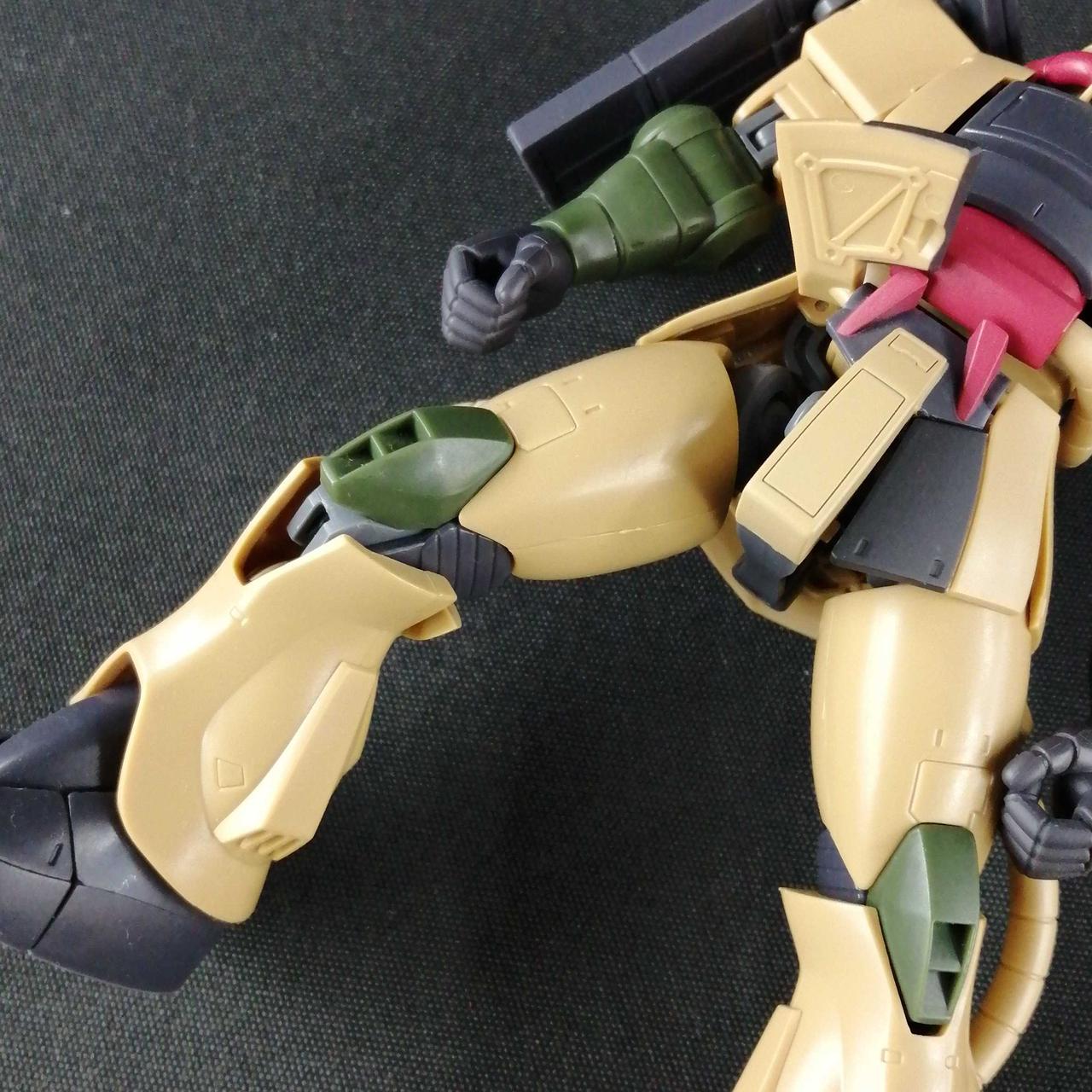 右側の足関節が緩く感じます