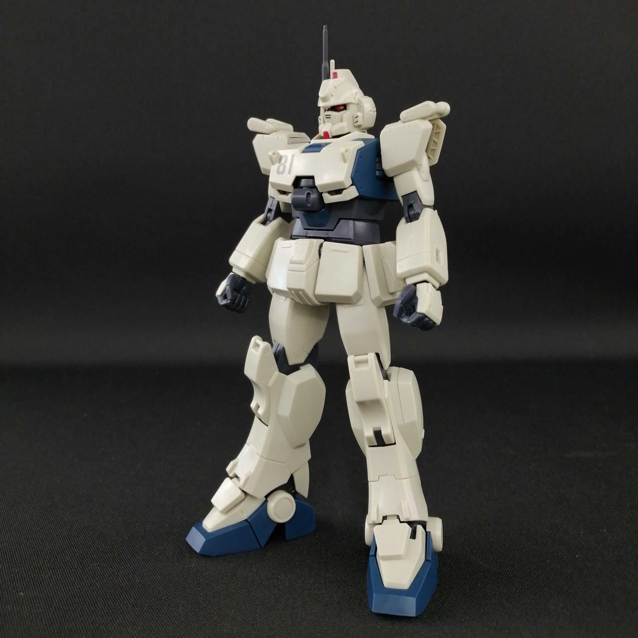 関節に緩みはなく、自立します