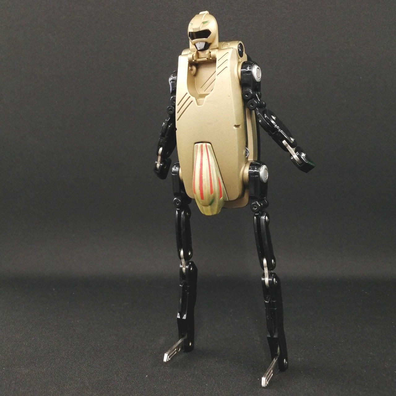 関節が若干緩いですが、自立します