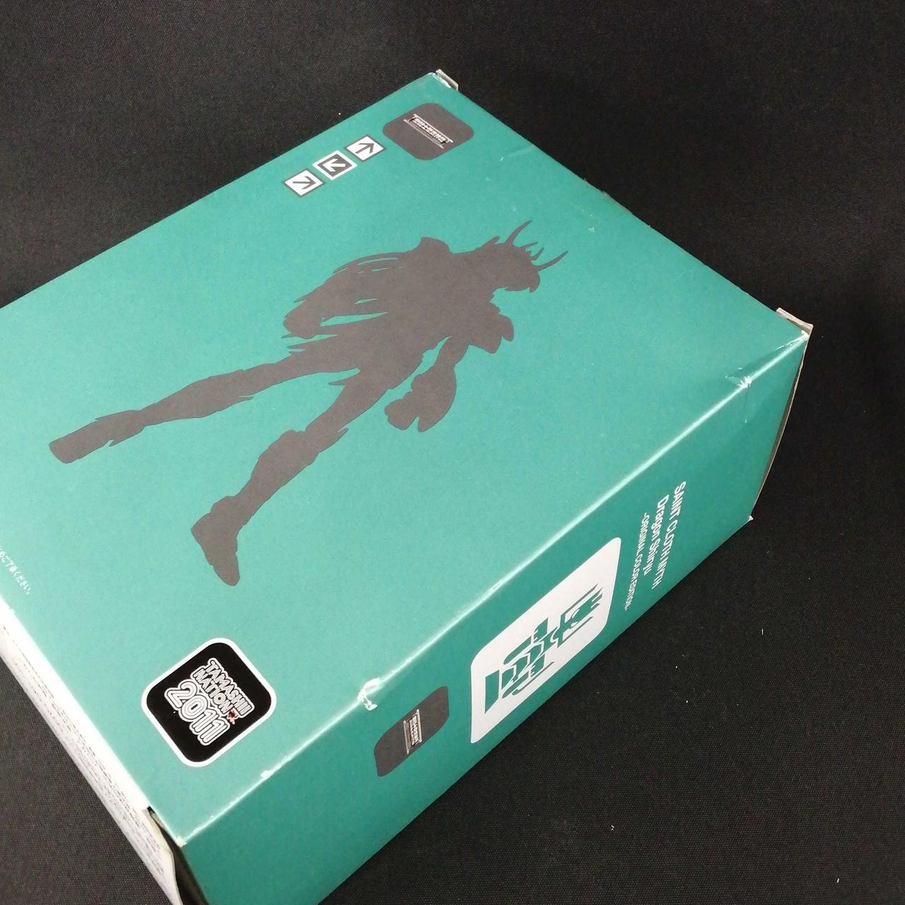 外箱に傷み、白欠けがあります