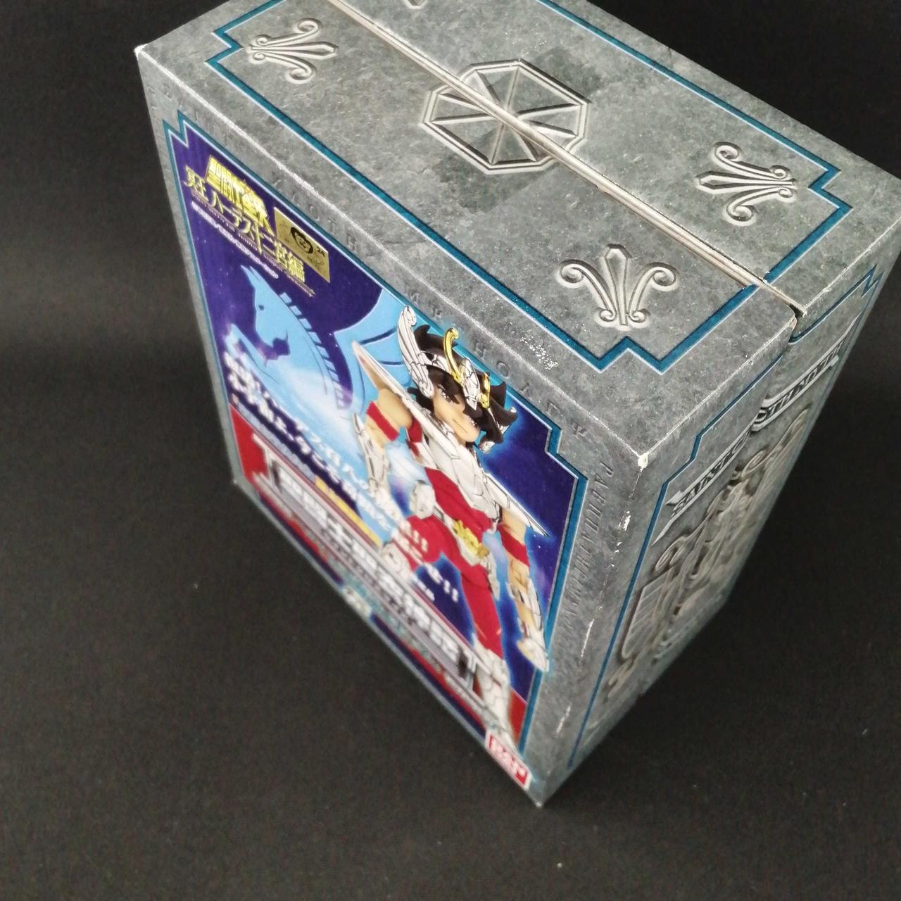 外箱に傷み、白欠けがあります