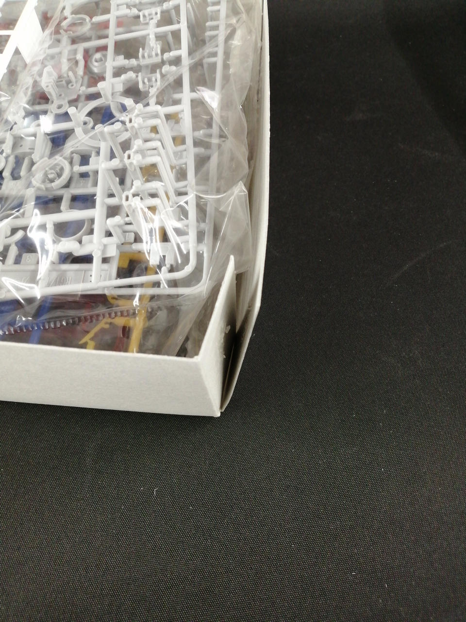 箱一部剥がれあります。