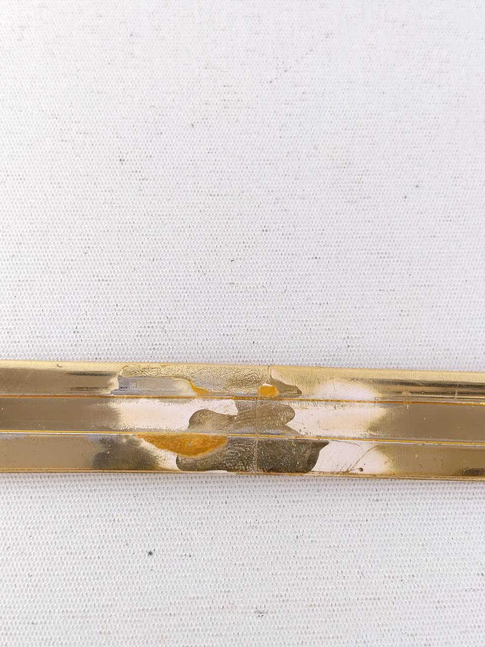 剣に接着跡があります
