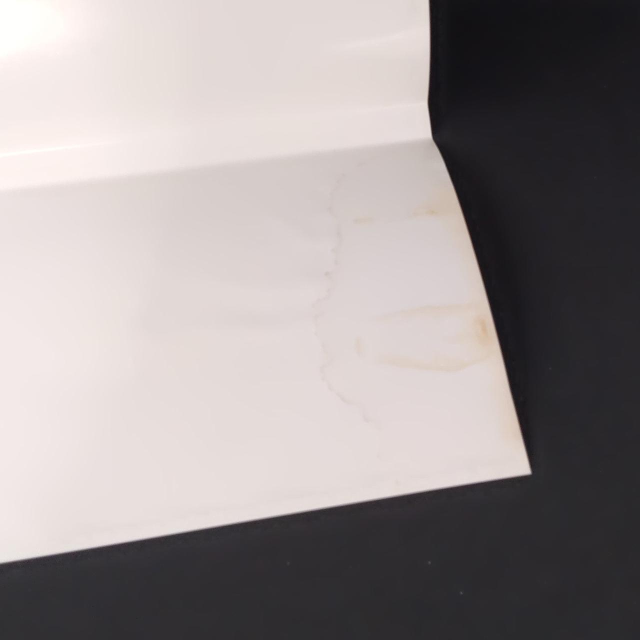 パッケージの裏面に汚れがあります