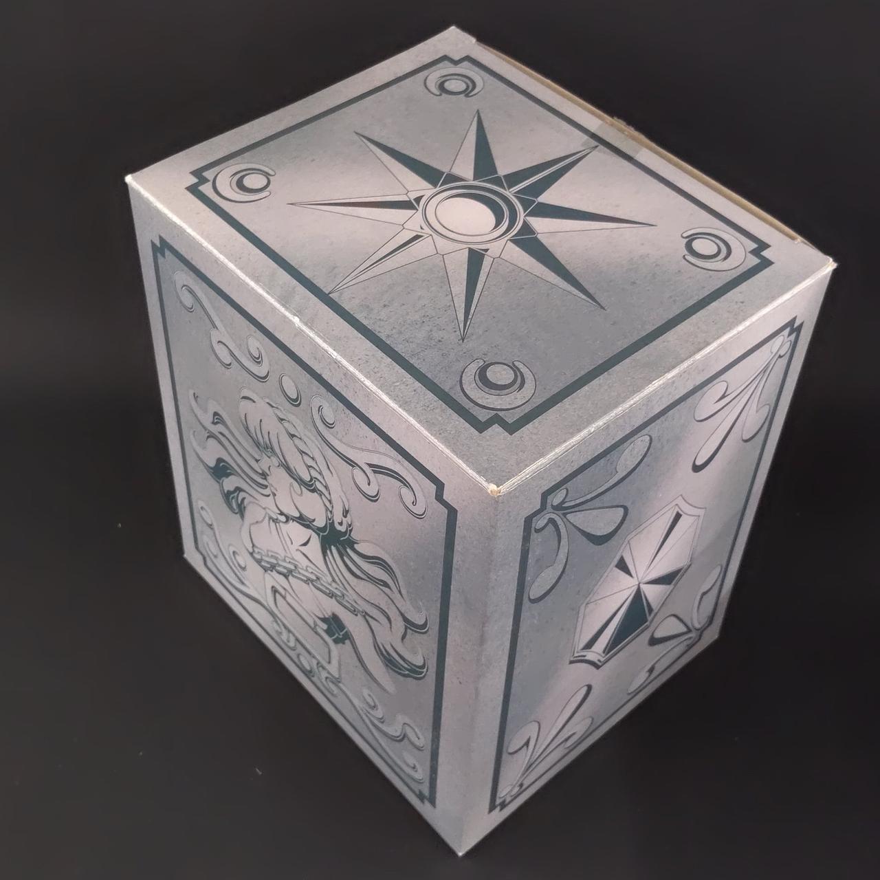 外箱に傷み、白欠けがあります