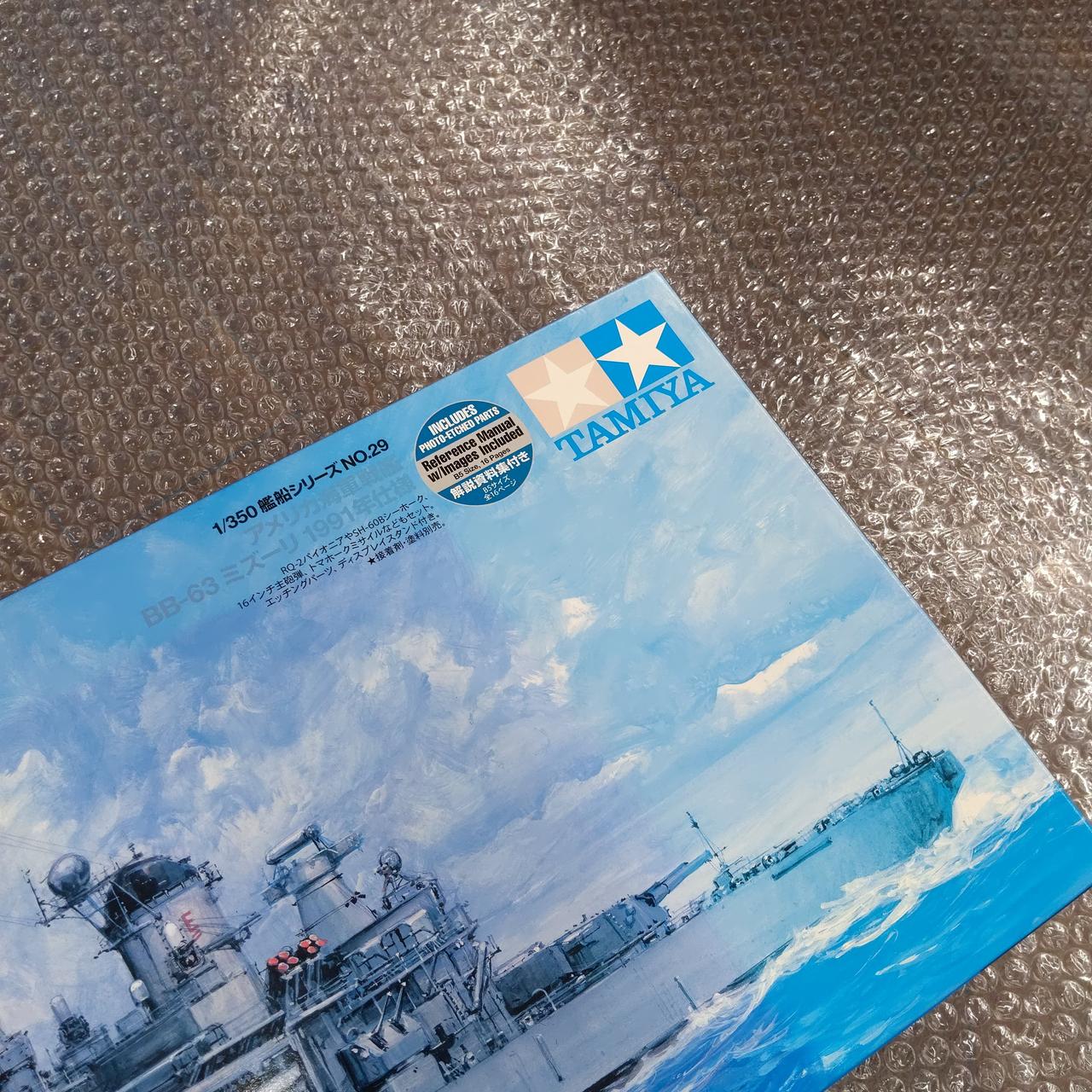 外箱、全体的に変色、傷みがあります