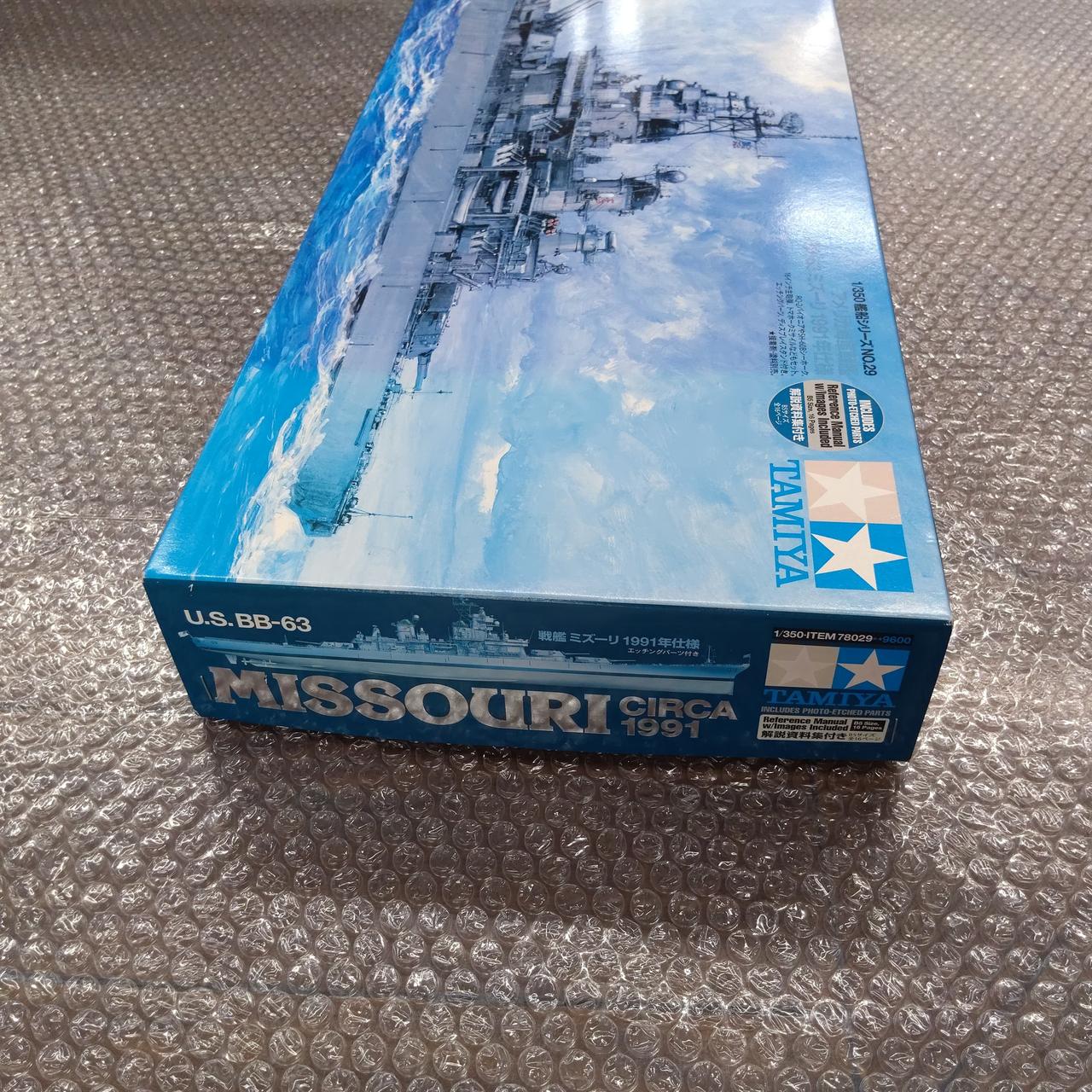 外箱、全体的に変色、傷みがあります