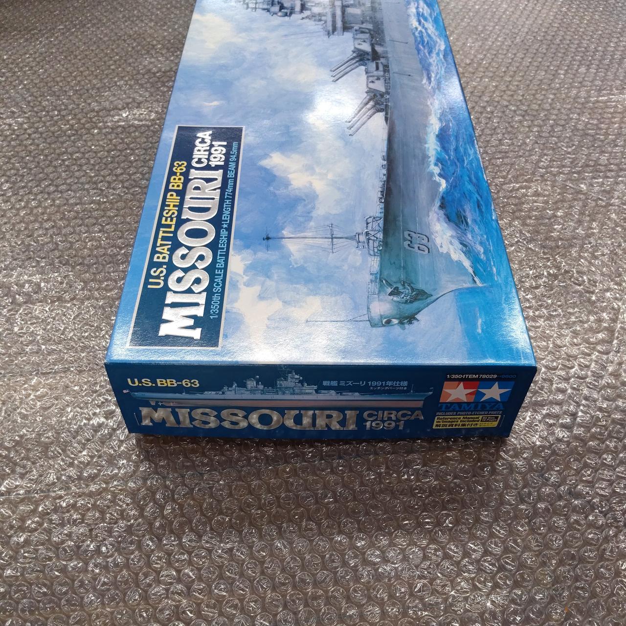 外箱、全体的に変色、傷みがあります