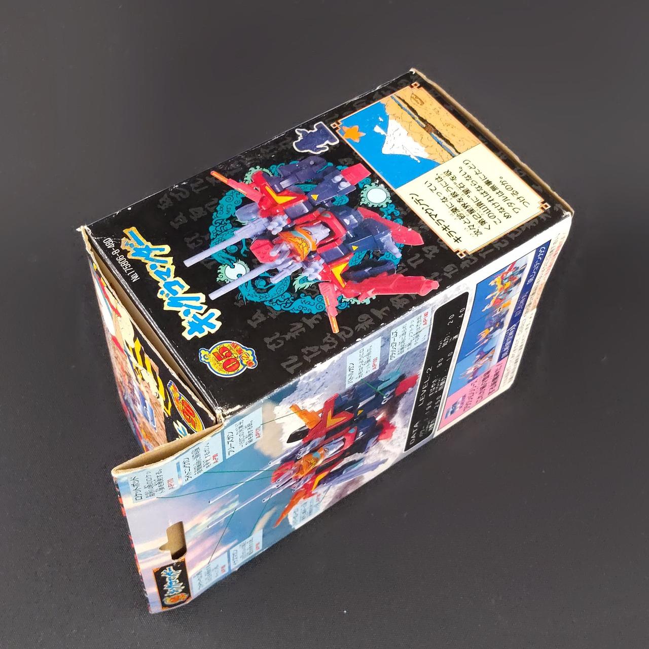 外箱、全体的に傷み、白欠けがあります